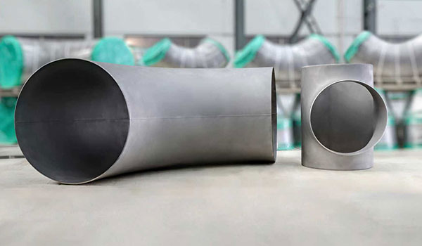 Mitä eroa on taotun ja valetun 90 asteen kierrekyynärpäiden välillä?